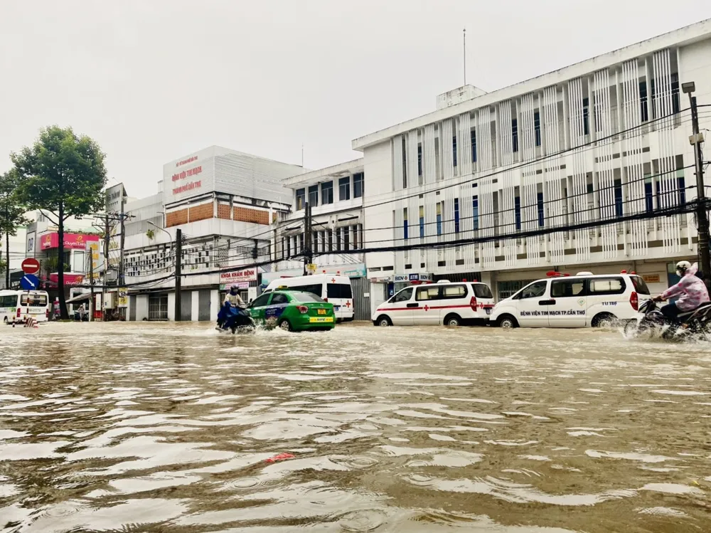 Những năm gần đây, dù lũ nhỏ nhưng TP Cần Thơ chịu ảnh hưởng rất nặng khi triều cường xuất hiện làm ngập hàng loạt tuyến đường