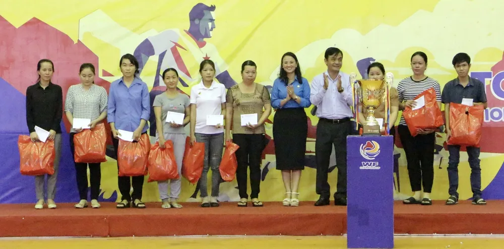 Đại diện Ban tổ chức tặng quà cho đoàn viên, công nhân lao động có hoàn cảnh khó khăn của TP Cần Thơ