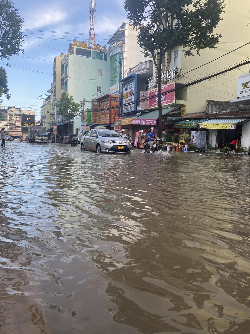 Đường Trần Việt Châu bị ngập nặng