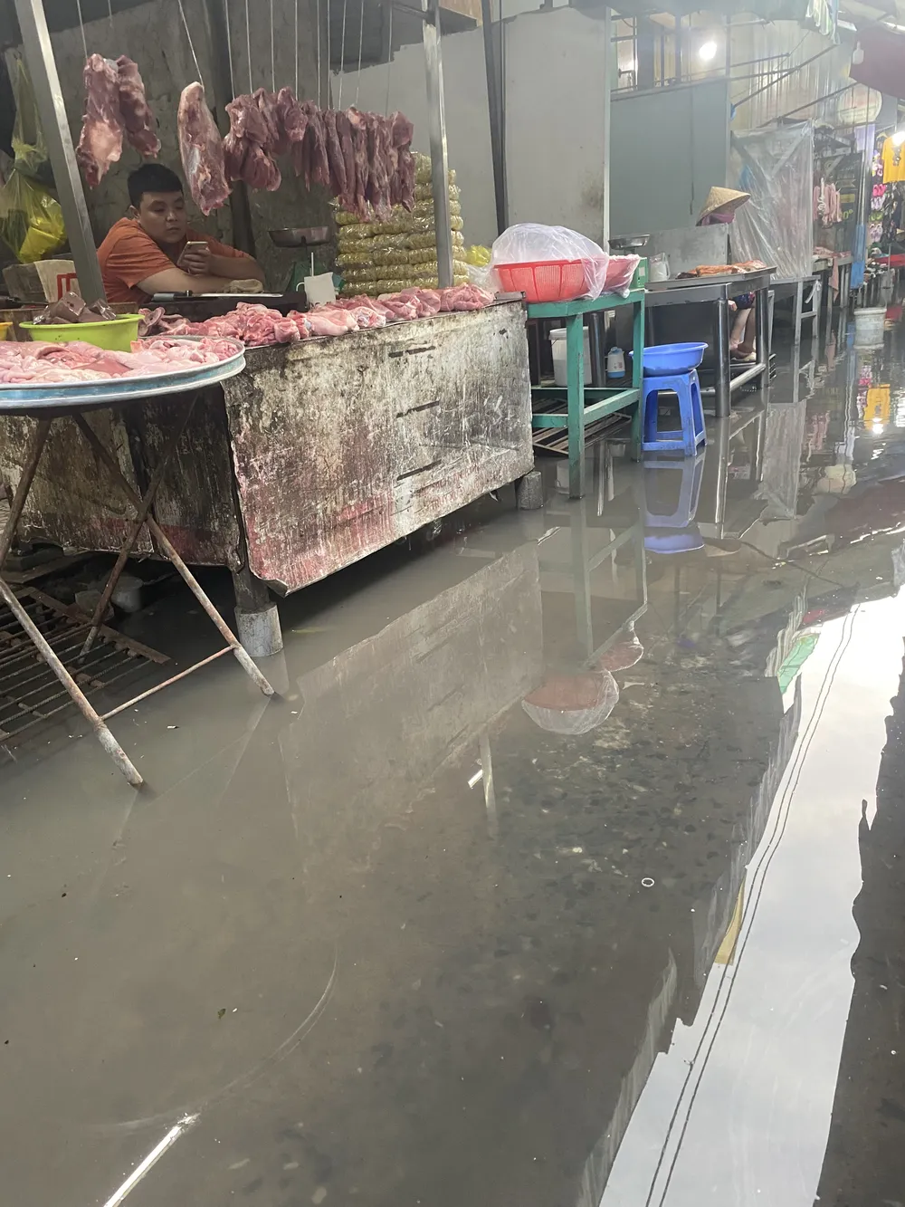 Nước tràn vào chợ An Hòa thuộc quận Ninh Kiều làm người dân bán buôn ế ẩm