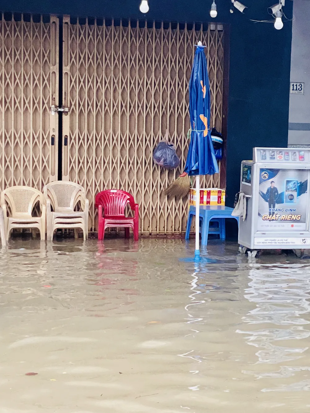 Nước tràn ngập cả vỉa hè, khiến nhiều người dân phải nghỉ bán, sáng 2-10