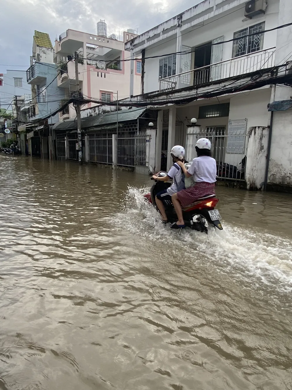 Học sinh chật vật đi học trong ngày đầu tuần