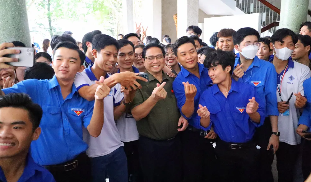 Thủ tướng Phạm Minh Chính với sinh viên Trường Đại học Cần Thơ sau buổi tiếp xúc cử tri. Ảnh: Minh Trung