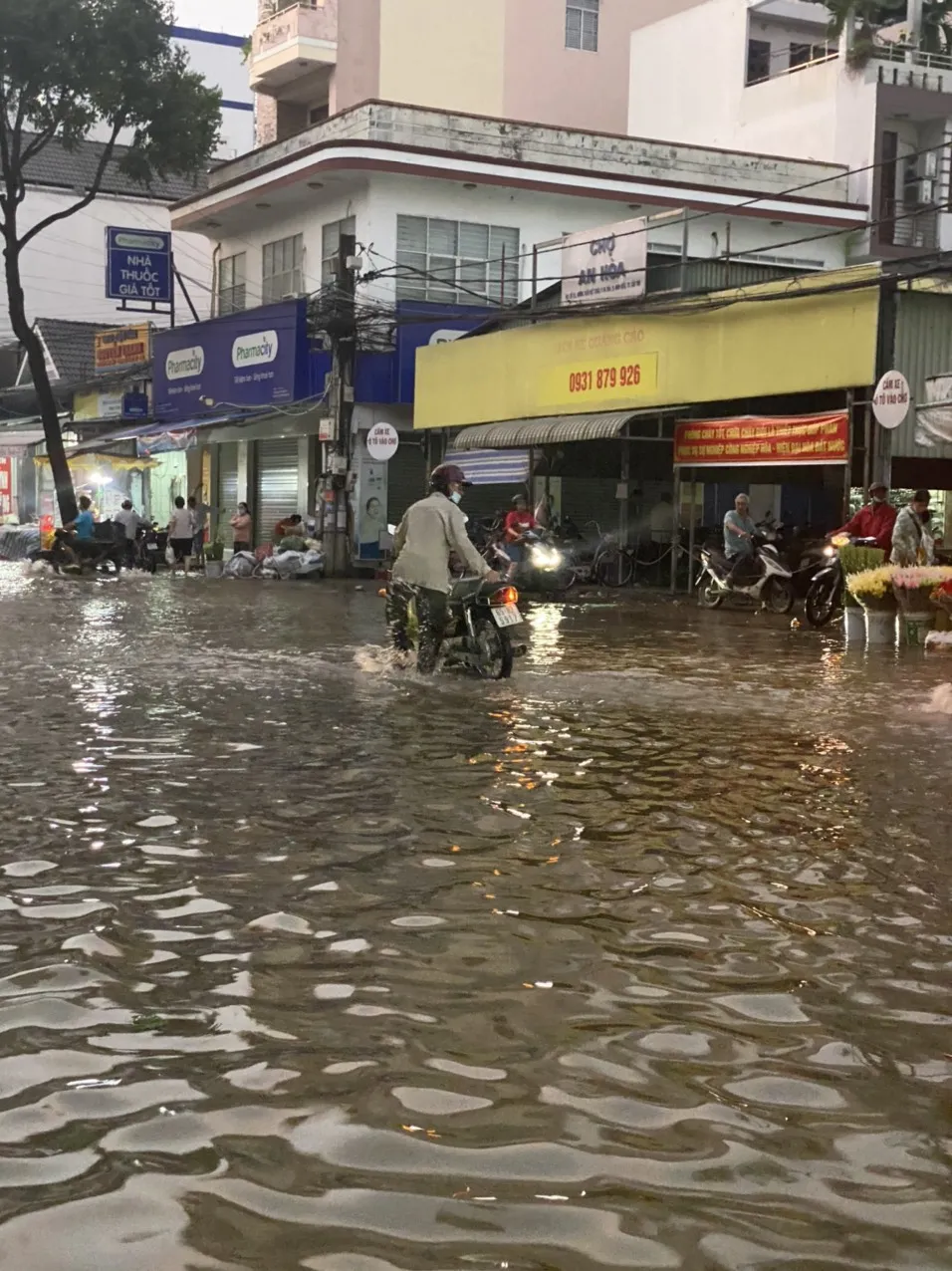 Đường Trần Việt Châu bị ngập trong sáng 28-10