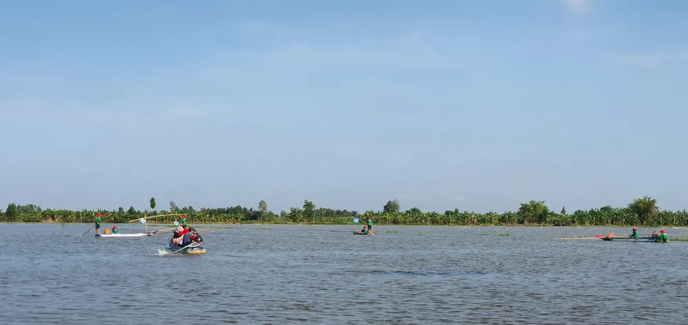 Các đội thi ra sức đánh bắt cá trên đồng nước nổi