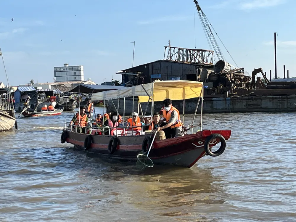 Lực lượng thanh niên tham gia vớt rác