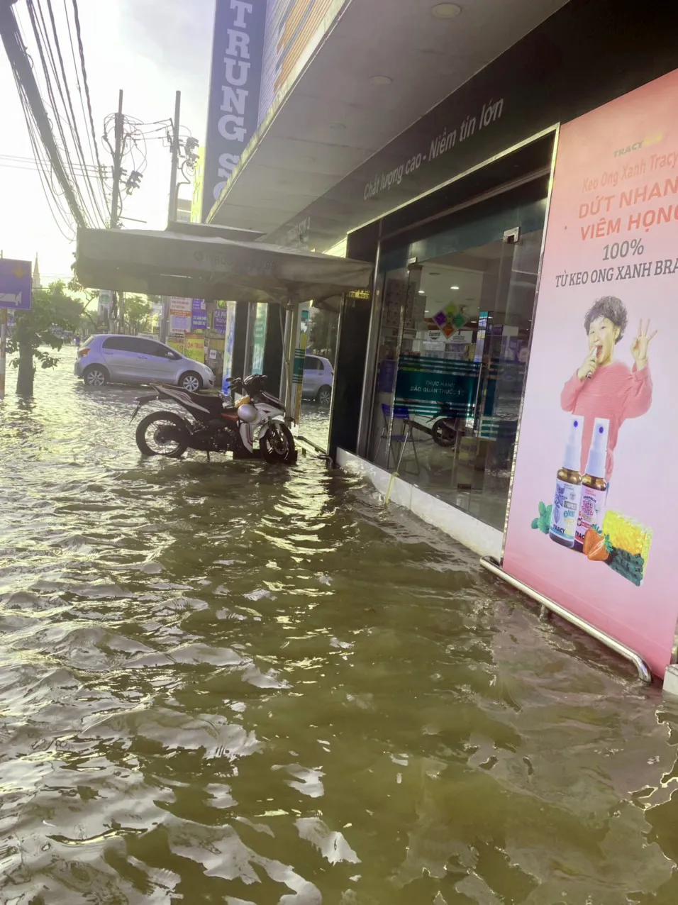 Nhiều người dân ở TP Cần Thơ phải che chắn để nước không tràn vào nhà khi triều cường lên