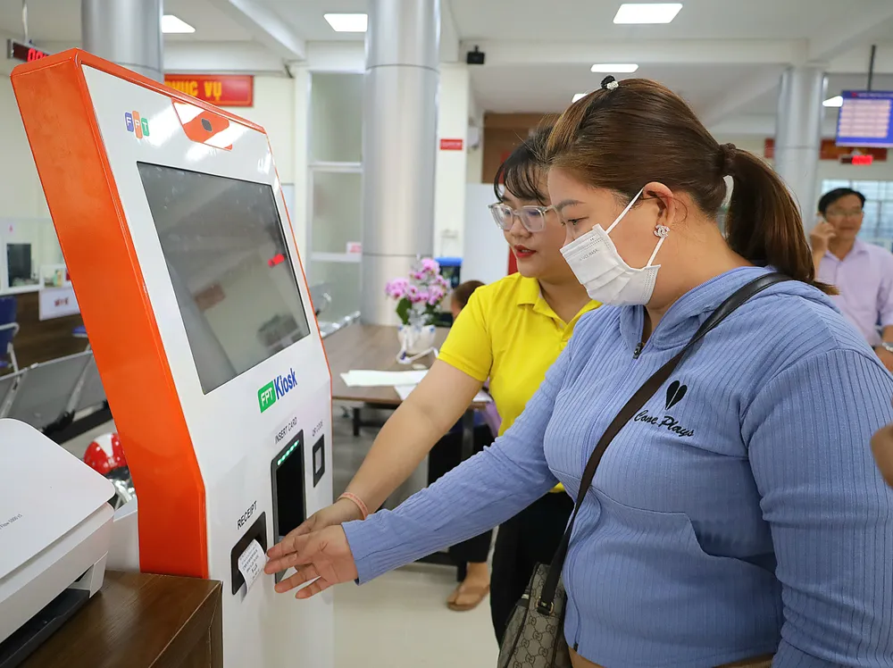 Người dân được hướng dẫn thực hiện các thao tác để gửi thủ tục sáng 26-2 