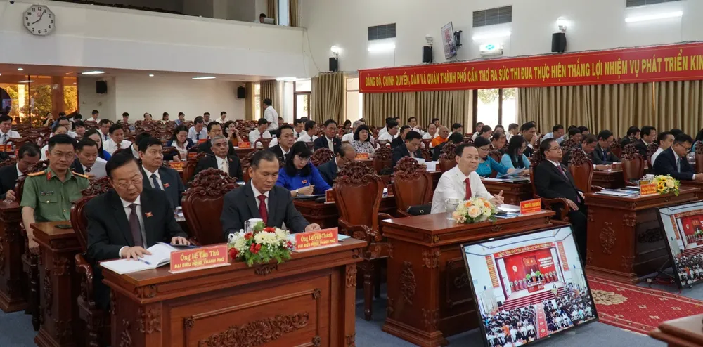 Các đại biểu tham dự kỳ họp HĐND sáng 9-4