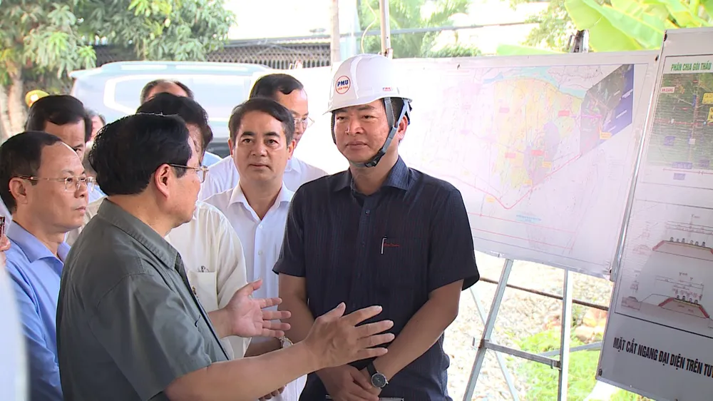Thủ tướng Phạm Minh Chính cùng lãnh đạo TP Cần Thơ, Hậu Giang đi khảo sát tuyến cao tốc 