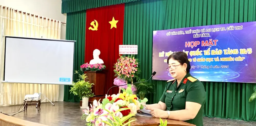 Đại diện Bảo tàng Quân khu 9 chia sẻ kinh nghiệm tại buổi họp mặt