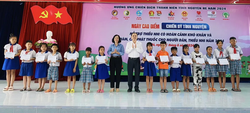 Các đại biểu tặng quà cho các em thiếu nhi tại chương trình sáng 1-6