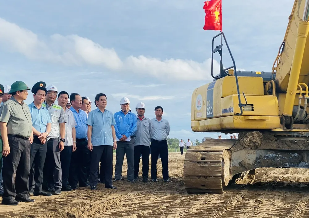 Thủ tướng Phạm Minh Chính kiểm tra tại công trường đang thi công tuyến cao tốc đoạn đi qua địa bàn tỉnh Hậu Giang.jpg