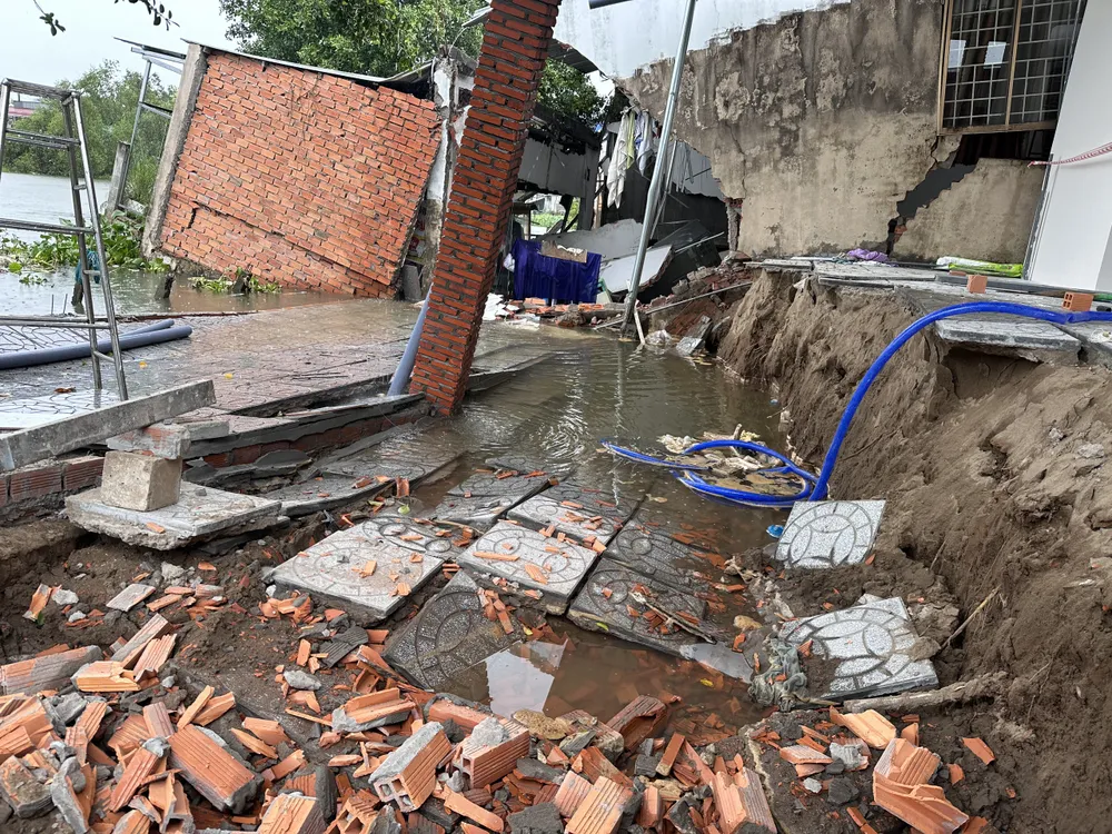 5-8 một vụ sạt lở nghiêm trọng ở quận Bình Thủy, TP Cần Thơ.jpg