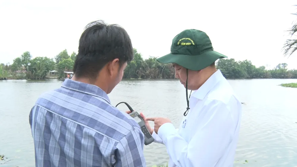 30-3 cán bộ nông nghiệp Hậu Giang đo độ mặn trên các tuyến sông chính.png