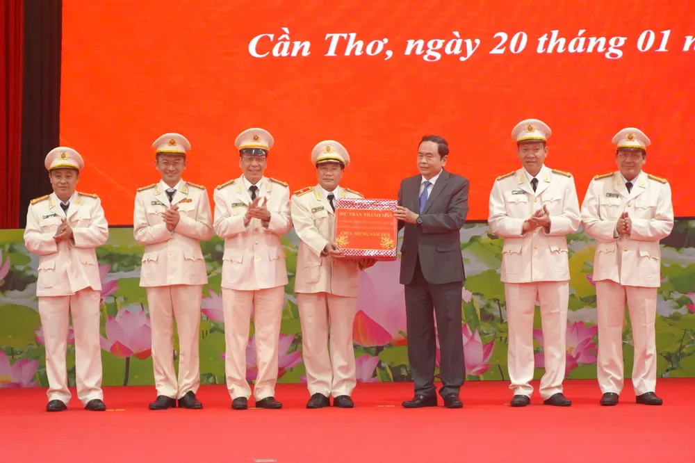 Chủ tịch Quốc hội thăm và tặng quà tết đến lực lượng Công an TP Cần Thơ