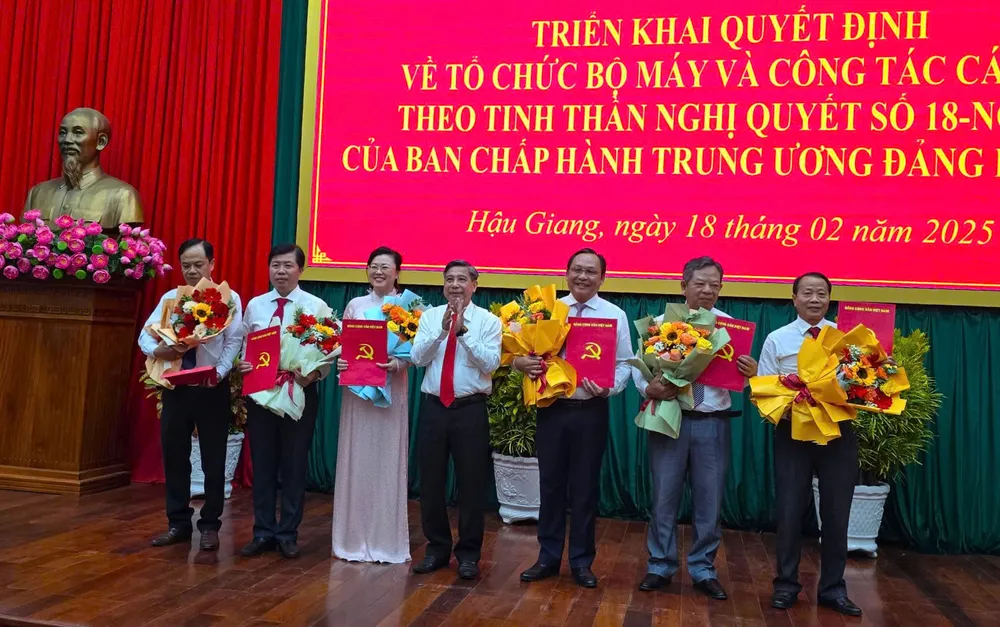 Bí thư Tỉnh ủy Hậu Giang Đồng Văn Thanh trao quyết định cho lãnh đạo Ban Tuyên giáo và Dân vận Tỉnh ủy
