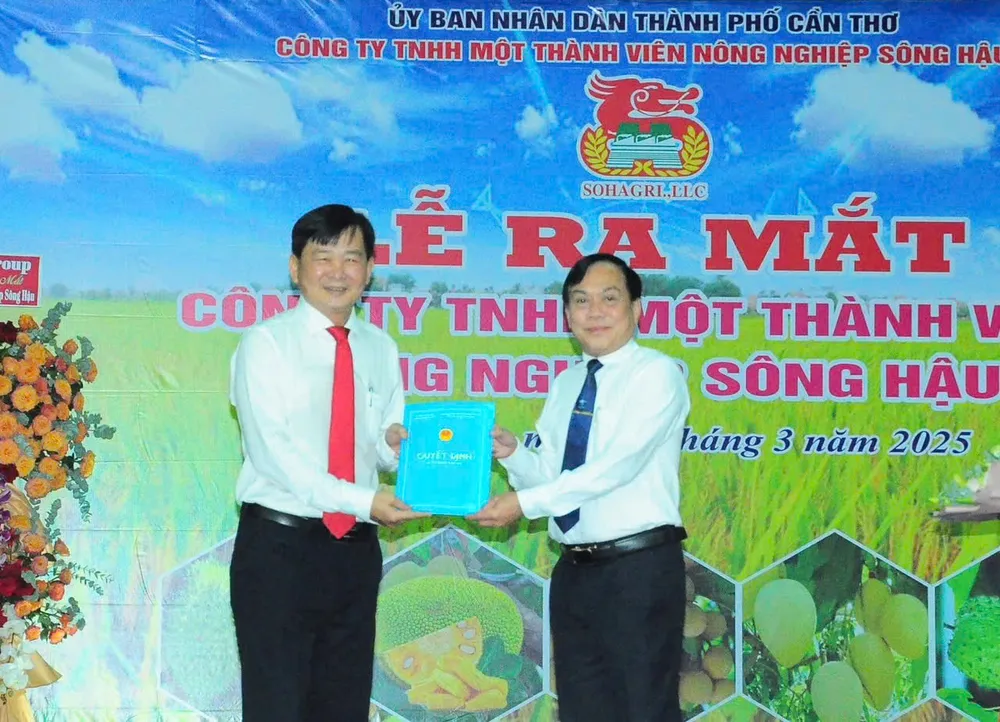 Ông Nguyễn Ngọc Hè, Phó Chủ tịch UBND TP Cần Thơ trao quyết định bổ nhiệm ông Nguyễn Thanh Phú, Giám đốc Nông trường Sông Hậu giữ chức Chủ tịch Công ty TNHH MTV Nông nghiệp Sông Hậu