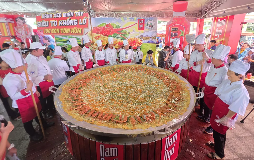 Các nghệ nhân hoàn thành đổ chiếc bánh xèo