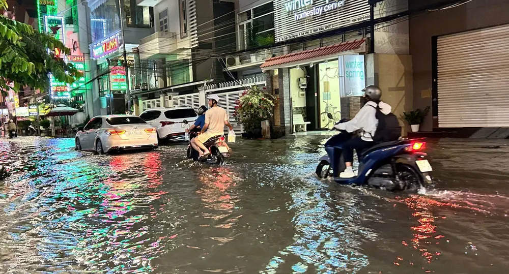 Nhiều tuyến đường ở TP Cần Thơ bị ngập thường xuyên khi có mưa hoặc triều cường lớn