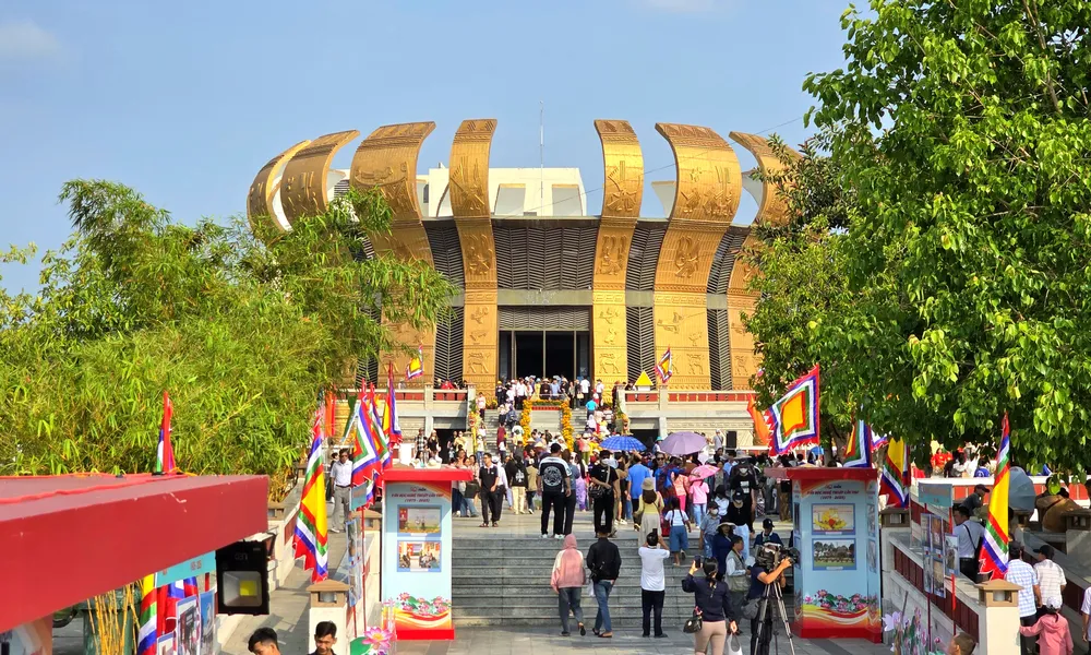 Hàng ngàn người dân ĐBSCL về Đền thờ Vua Hùng tại TP Cần Thơ