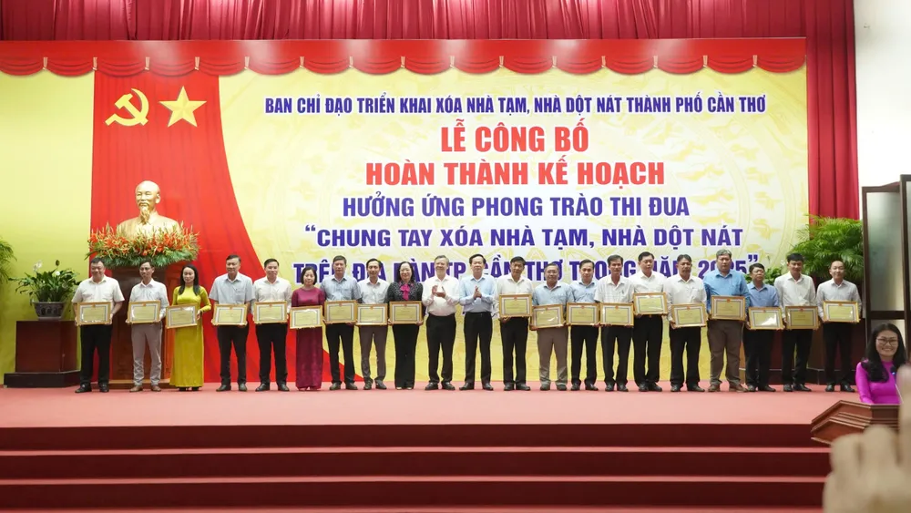 Lãnh đạo TP Cần Thơ tặng bằng khen của Chủ tịch UBND TP Cần Thơ cho các đơn vị, cá nhân có nhiều thành tích xuất sắc phong trào thi đua “Chung tay xóa nhà tạm, nhà dột nát"