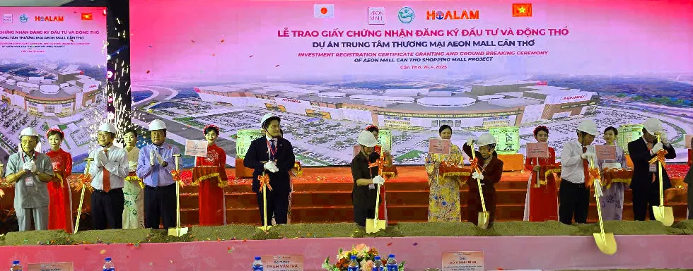 Các đại biểu thực hiện nghi thức động thổ dự án