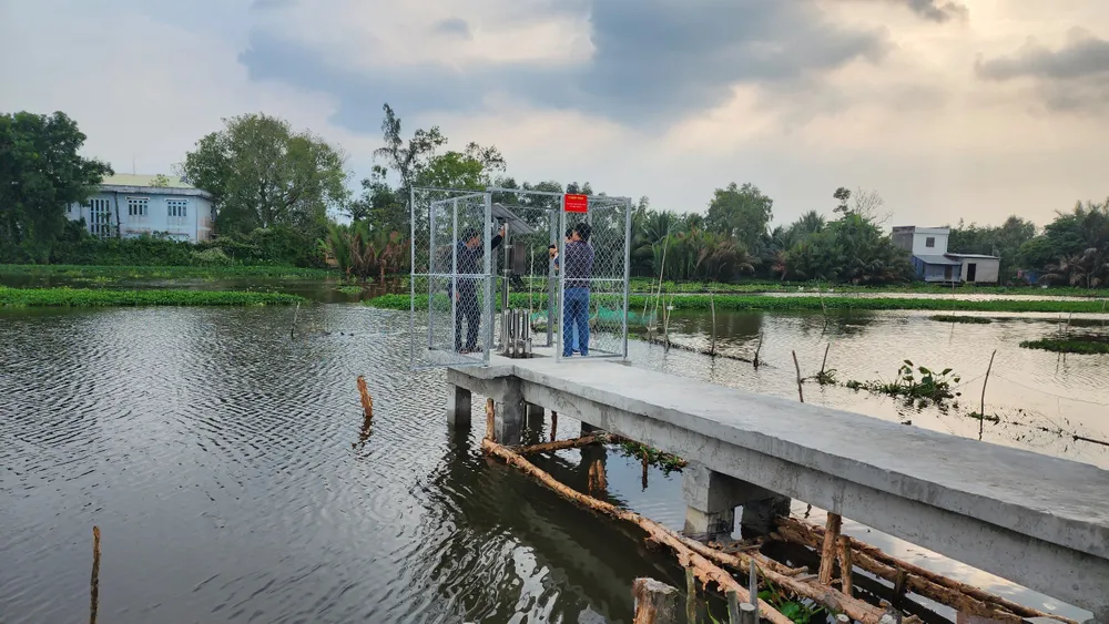 Một trạm quan trắc đo độ mặn tại huyện Long Mỹ, tỉnh Hậu Giang