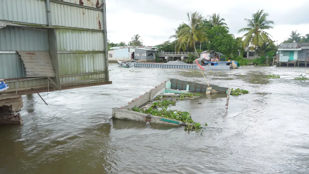 Vụ sạt lở làm căn nhà sụp hoàn toàn xuống sông Ô Môn