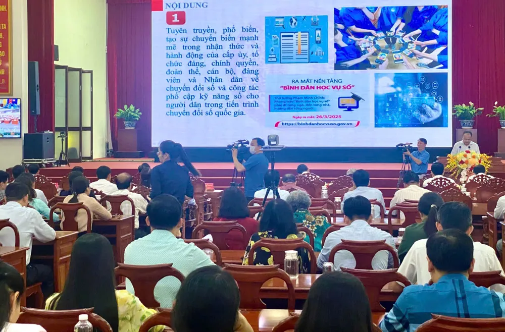Quang cảnh phát động phong trào "Bình dân học vụ số"