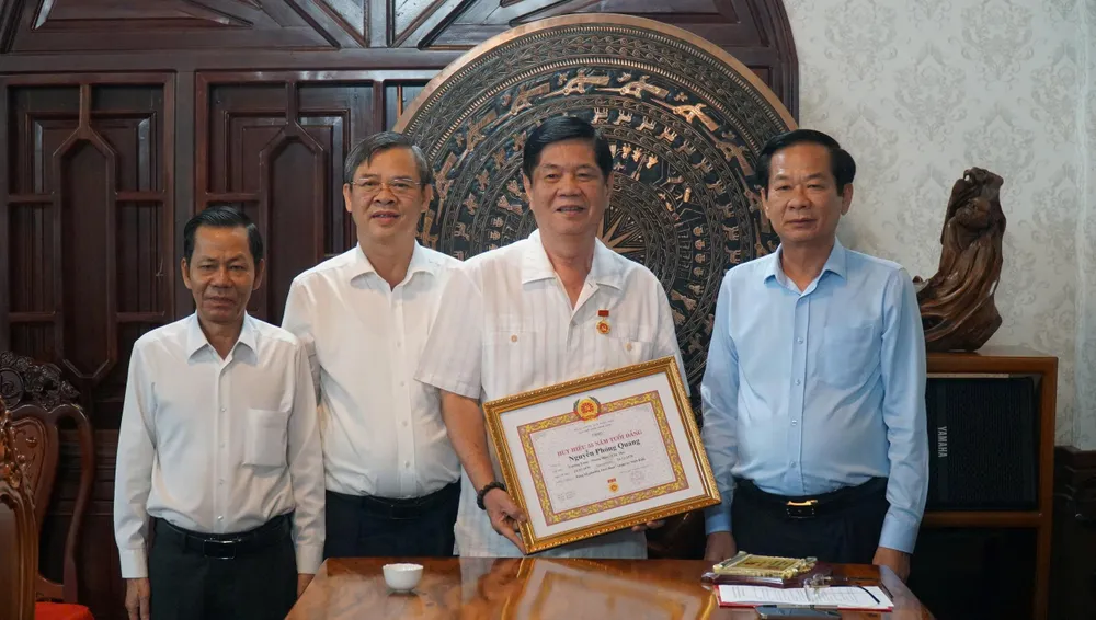 Lãnh đạo TP Cần Thơ trao Huy hiệu 55 năm tuổi Đảng cho đồng chí Nguyễn Phong Quang