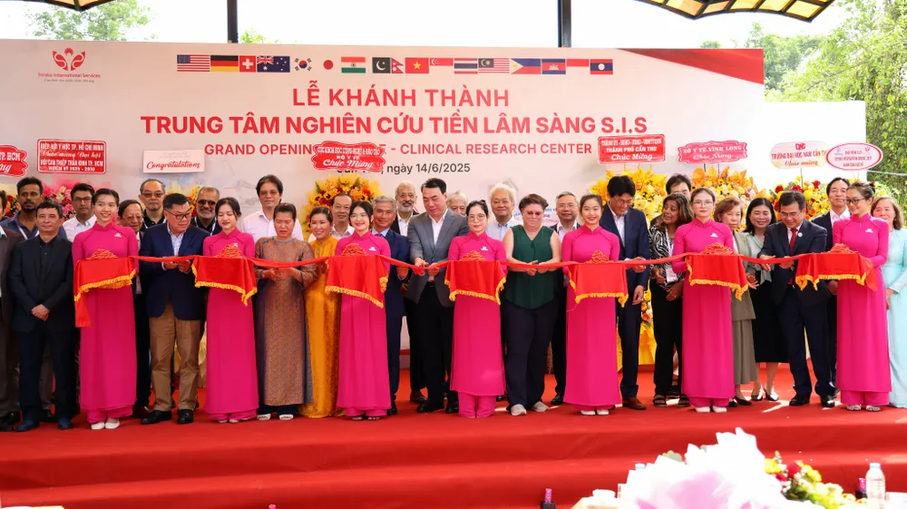 Các đại biểu cắt băng khánh thành Trung tâm nghiên cứu tiền lâm sàng