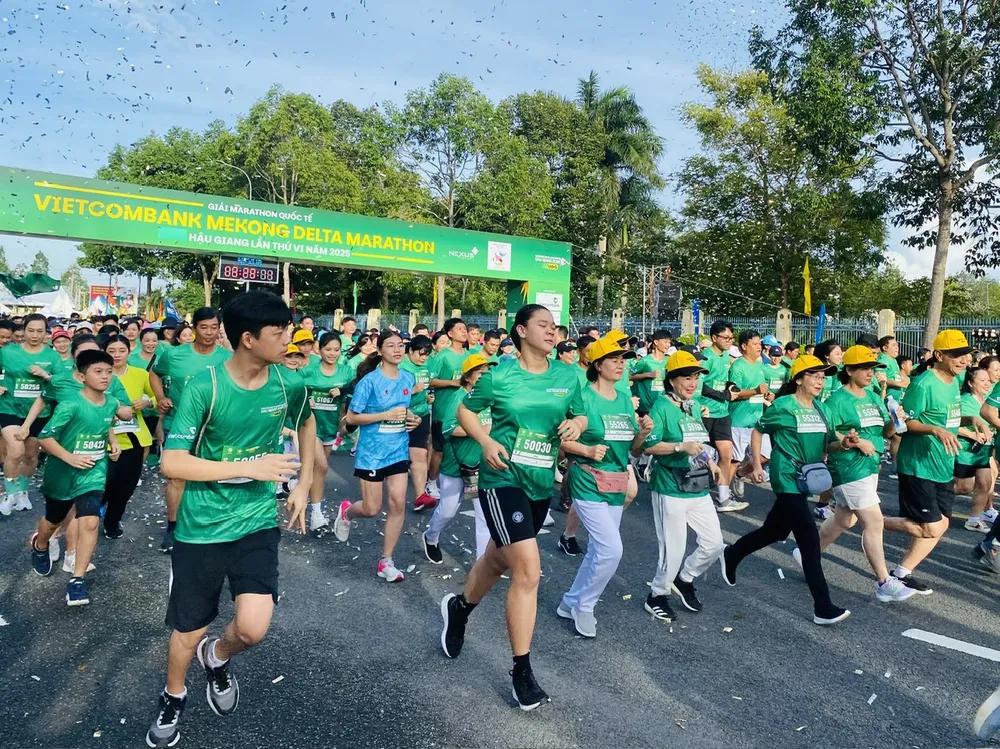 Các VĐV hào hứng bước tranh tài trên đường chạy