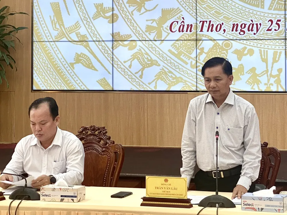 Chủ tịch UBND TP Cần Thơ Trần Văn Lâu phát biểu tại cuộc họp