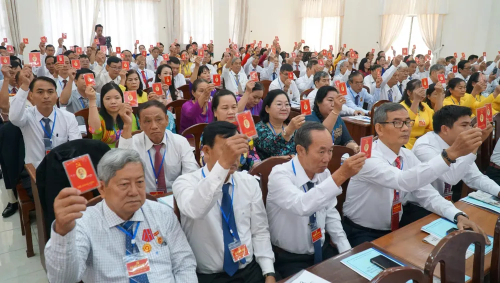 Đại biểu biểu quyết thông qua Nghị quyết Đại hội đại biểu Đảng bộ phường Bình Thủy