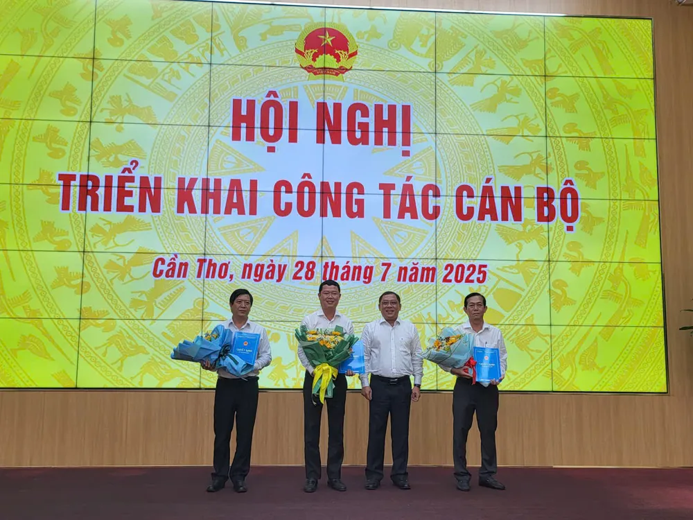 Phó Chủ tịch UBND TP Cần Thơ Trần Chí Hùng tặng hoa chúc mừng các cán bộ vừa được bổ nhiệm