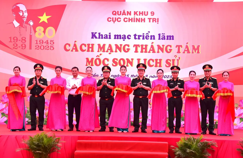 Các đại biểu cắt băng khai mạc triển lãm