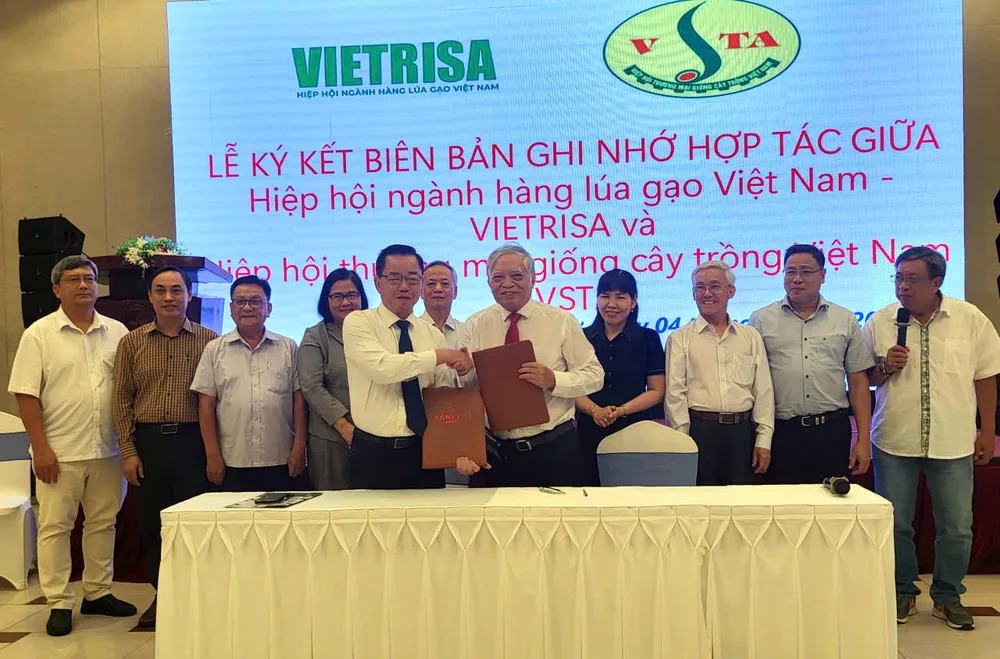 Đại diện Hiệp hội Ngành hàng lúa gạo Việt Nam và Hiệp hội Thương mại Giống cây trồng Việt Nam ký kết biên bản ghi nhớ hợp tác