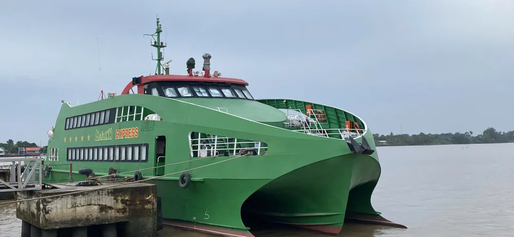  Tàu biển chở khách Mai Linh Express đang neo đậu tại Nhà máy X55