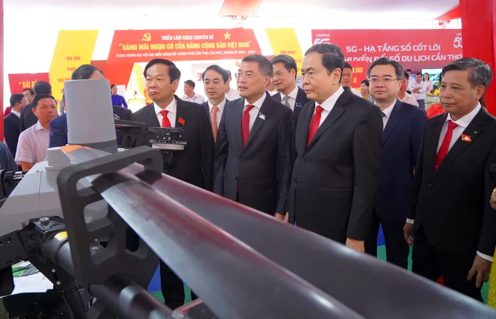 2- Chủ tịch Quốc hội Trần Thanh Mẫn cùng các đại biểu tham quan gian Trưng bày triển lãm thành tựu TP Cần Thơbên hành lang Đại hội.jpg