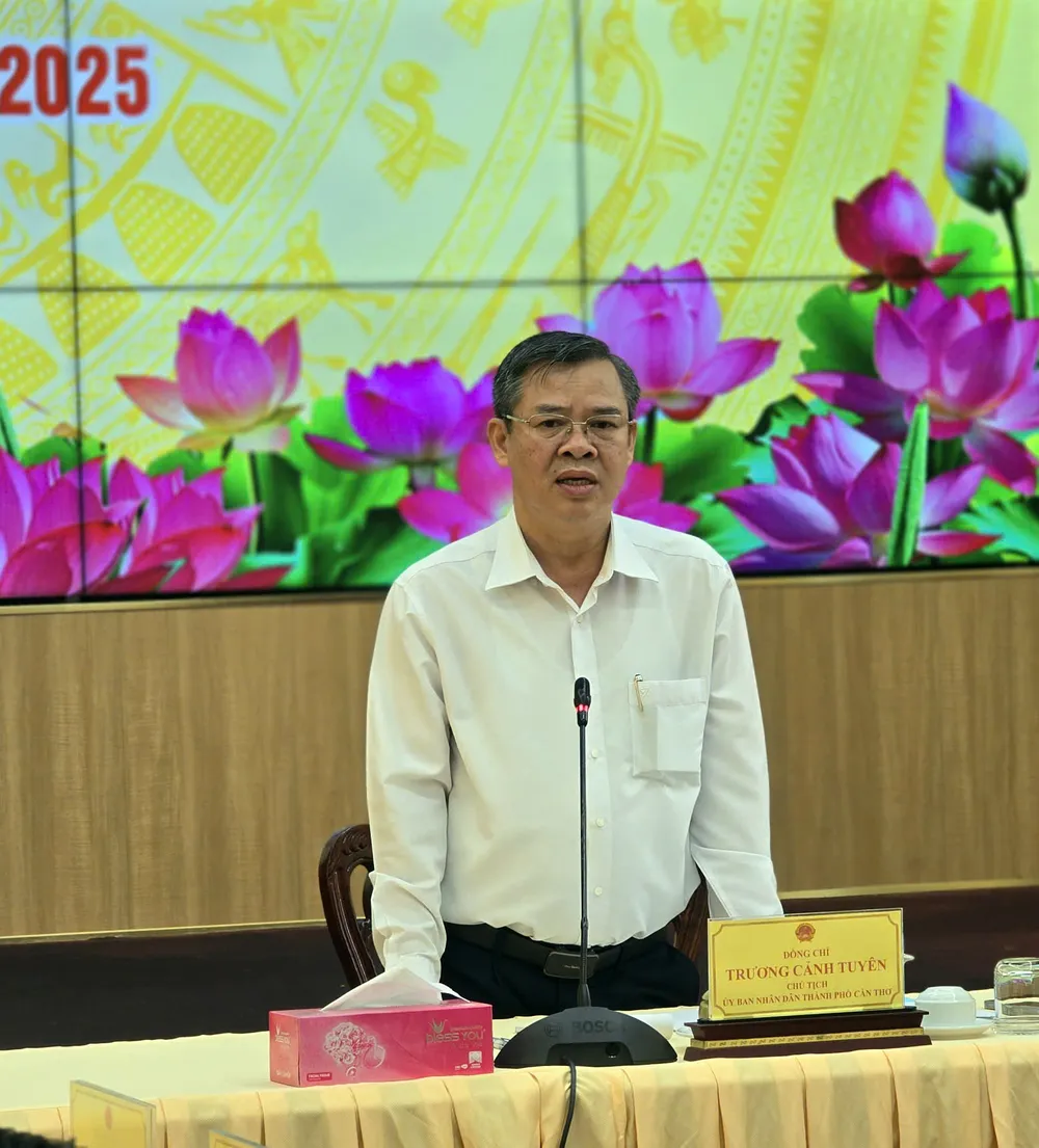 13-10 Ông Trương Cảng Tuyên, Chủ tịch UBND TP Cần Thơ phát bi6e3u tại buổi làm việc.jpg