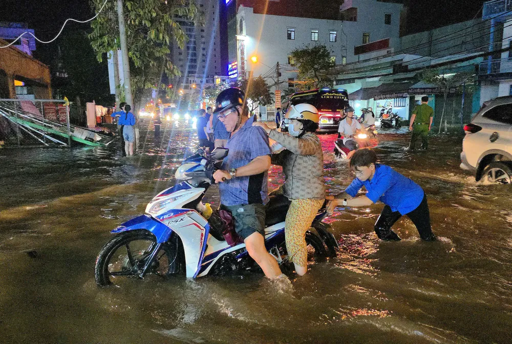 Triều cường dâng cao làm nhiều xe chết máy khi lưu thông trên đường ở TP Cần Thơ.jpg