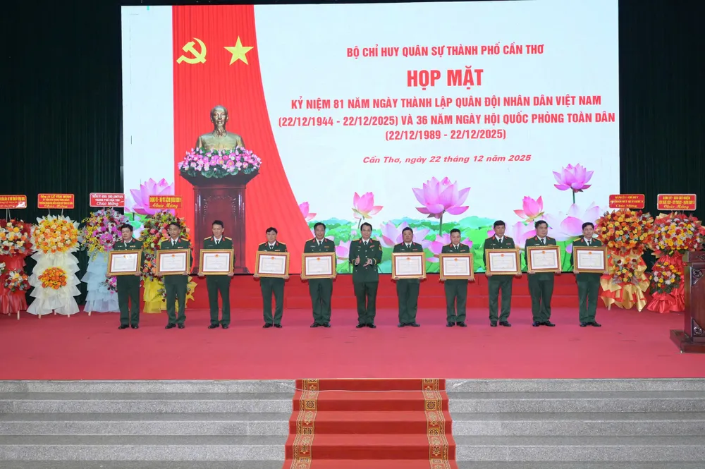 Các cá nhân được trao tặng Huy chương Chiến sĩ vẻ vang