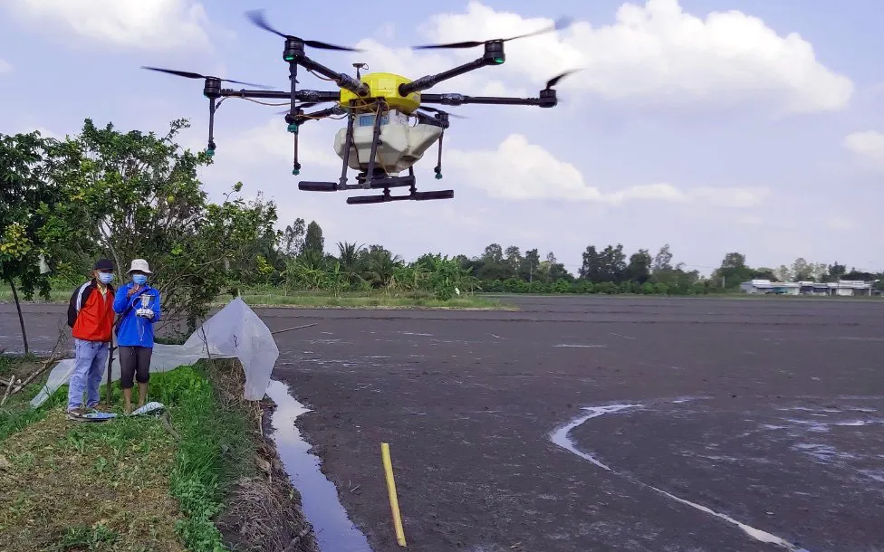 Nông dân TP Cần Thơ dùng drone để gieo sạ lúa đông xuân