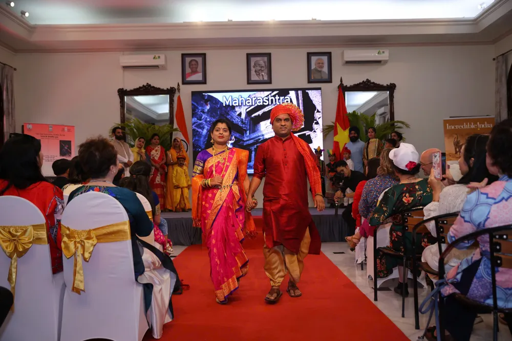 Trình diễn trang phục truyền thống các tiểu bang (Maharashtra).jpg