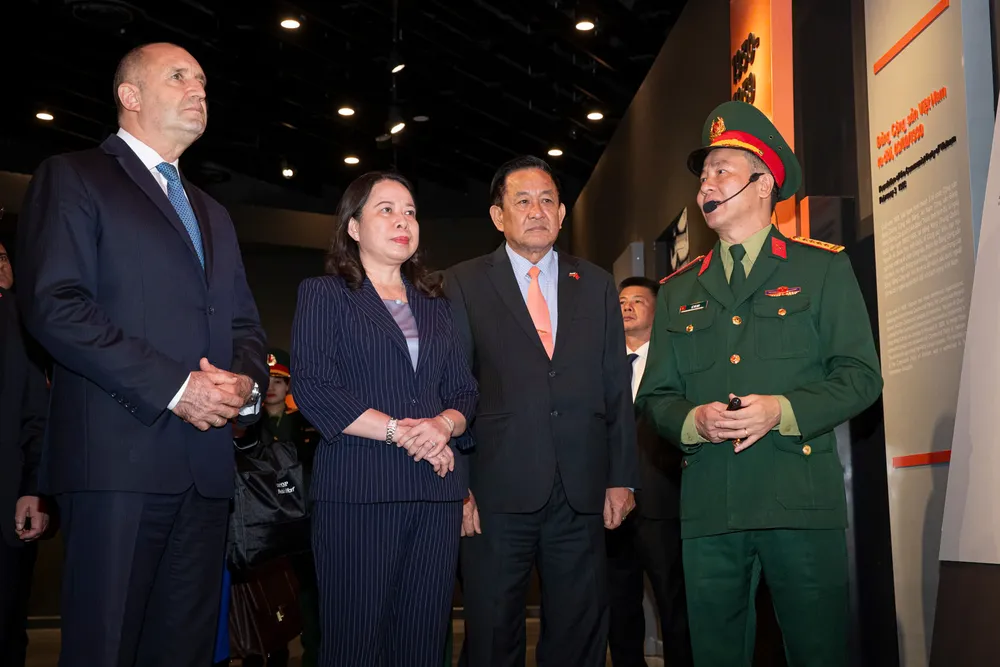 Phó Chủ tịch nước Võ Thị Ánh Xuân cùng Tổng thống Bulgaria tham quan Bảo tàng Lịch sử Quân sự Việt Nam