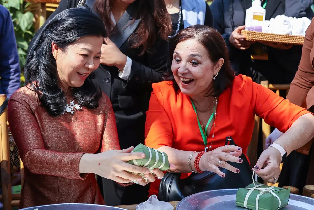 PN TBT và các đại biểu gói bánh chưng.jpg