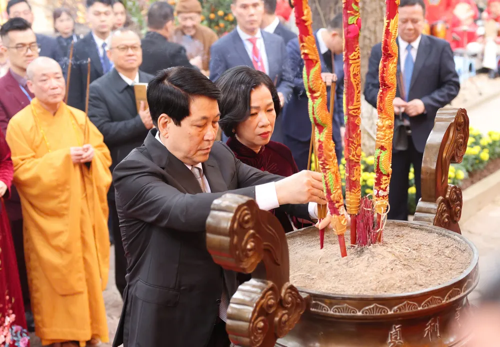 Chủ tịch nước Lương Cường cùng Phu nhân và đại diện kiều bào dâng hương tại Điện Kính Thiên, sáng 19-1. Ảnh: QUANG PHÚC