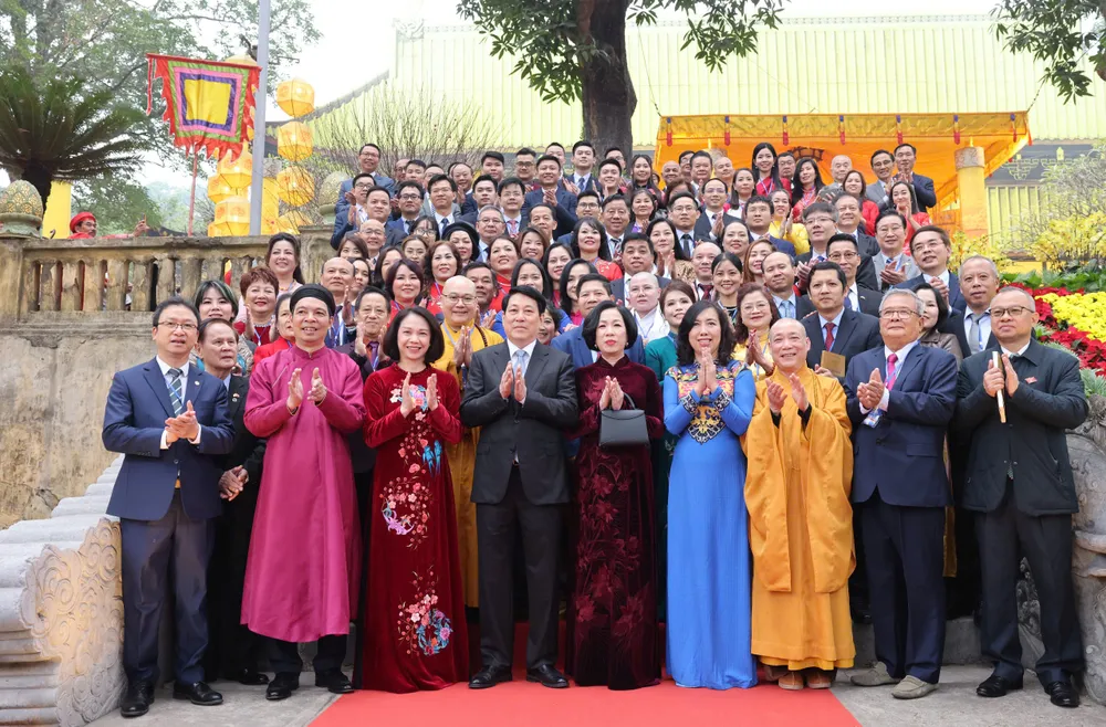 Chủ tịch nước và Phu nhân cùng kiều bào tại Điện Kính Thiên, sáng 19-1. Ảnh: QUANG PHÚC