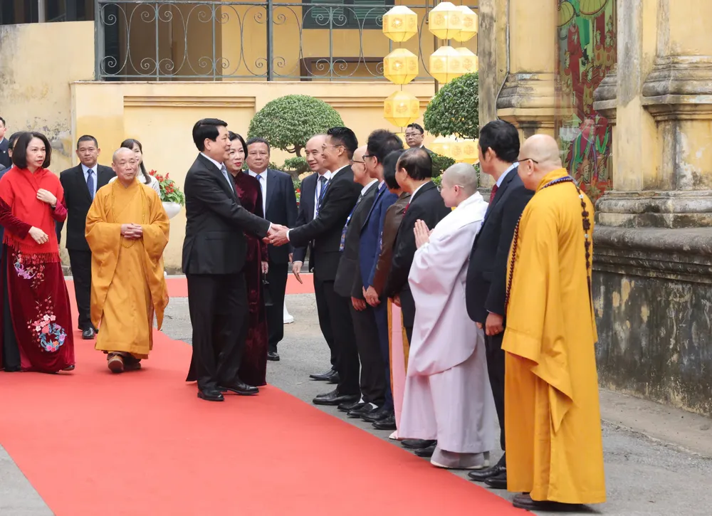Chủ tịch nước Lương Cường bắt tay, thăm hỏi kiều bào, sáng 19-1. Ảnh: QUANG PHÚC